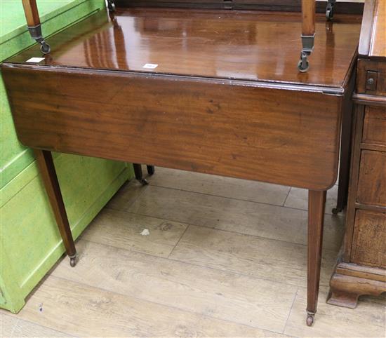 An Edwardian mahogany Pembroke table W.90cm